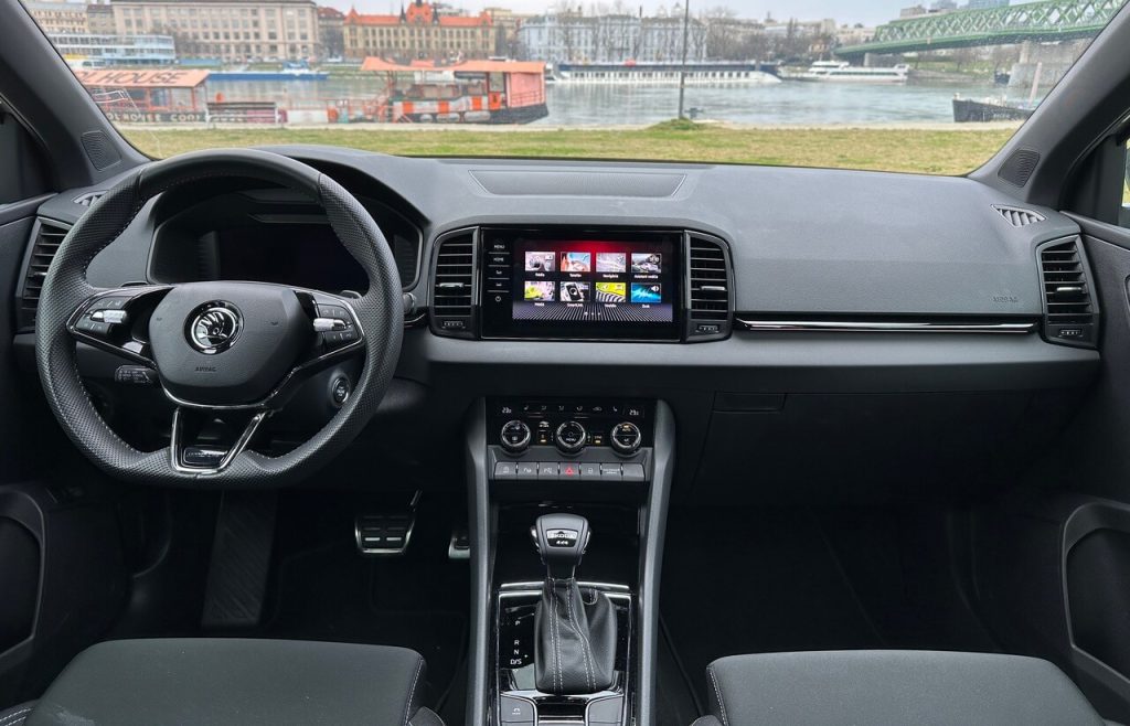 Stredový moderný infotainment Columbus