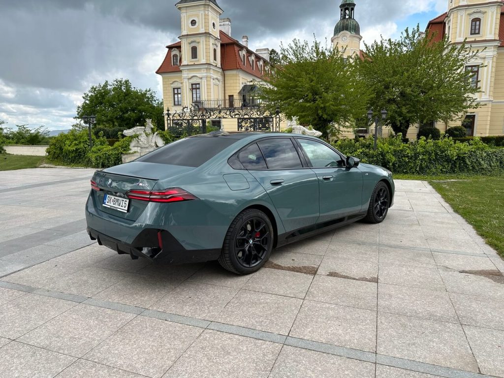BMW i5 M60 xDrive – hipoterapia trochu inak
