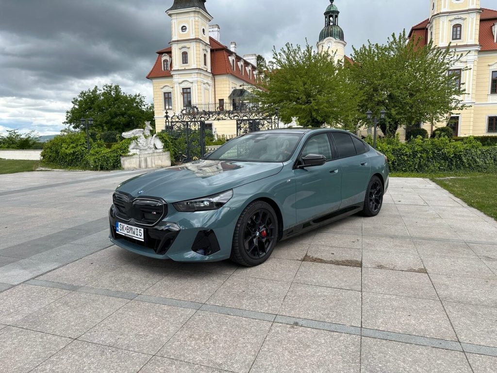 BMW i5 M60 xDrive – hipoterapia trochu inak