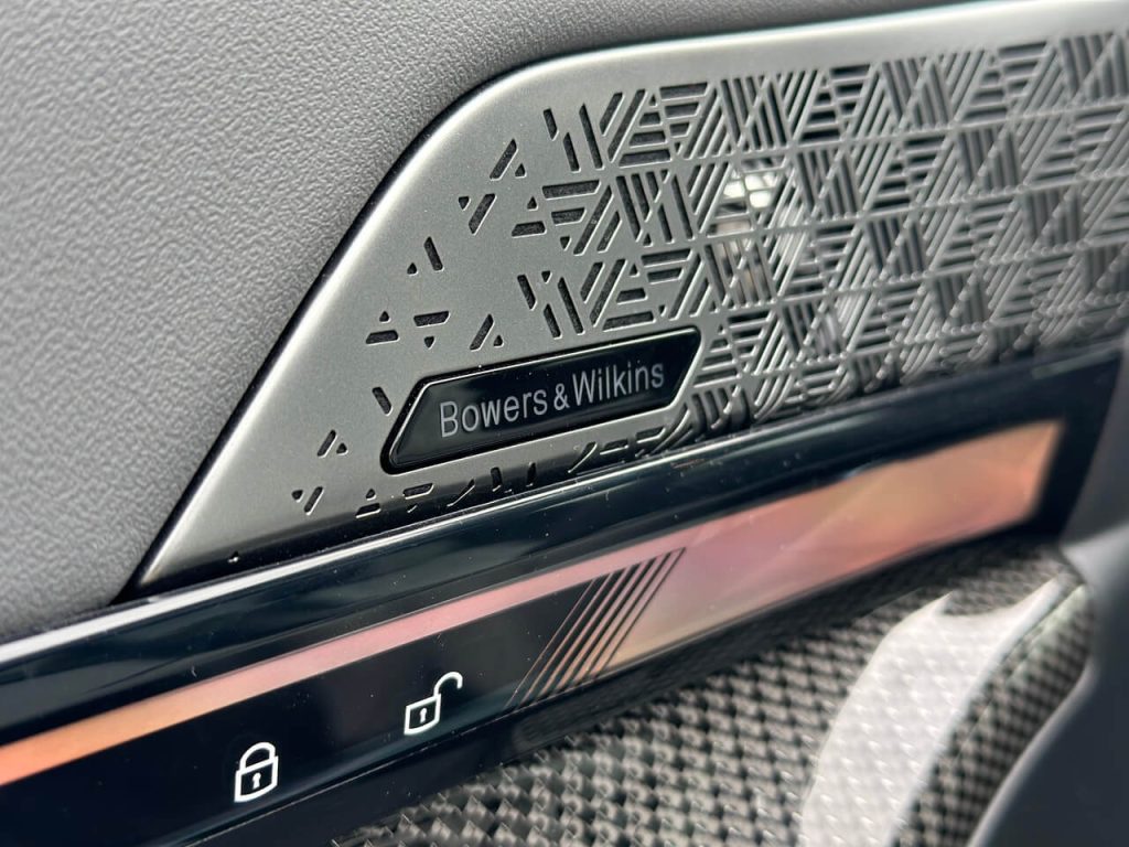 BMW i5 M60 xDrive – hipoterapia trochu inak