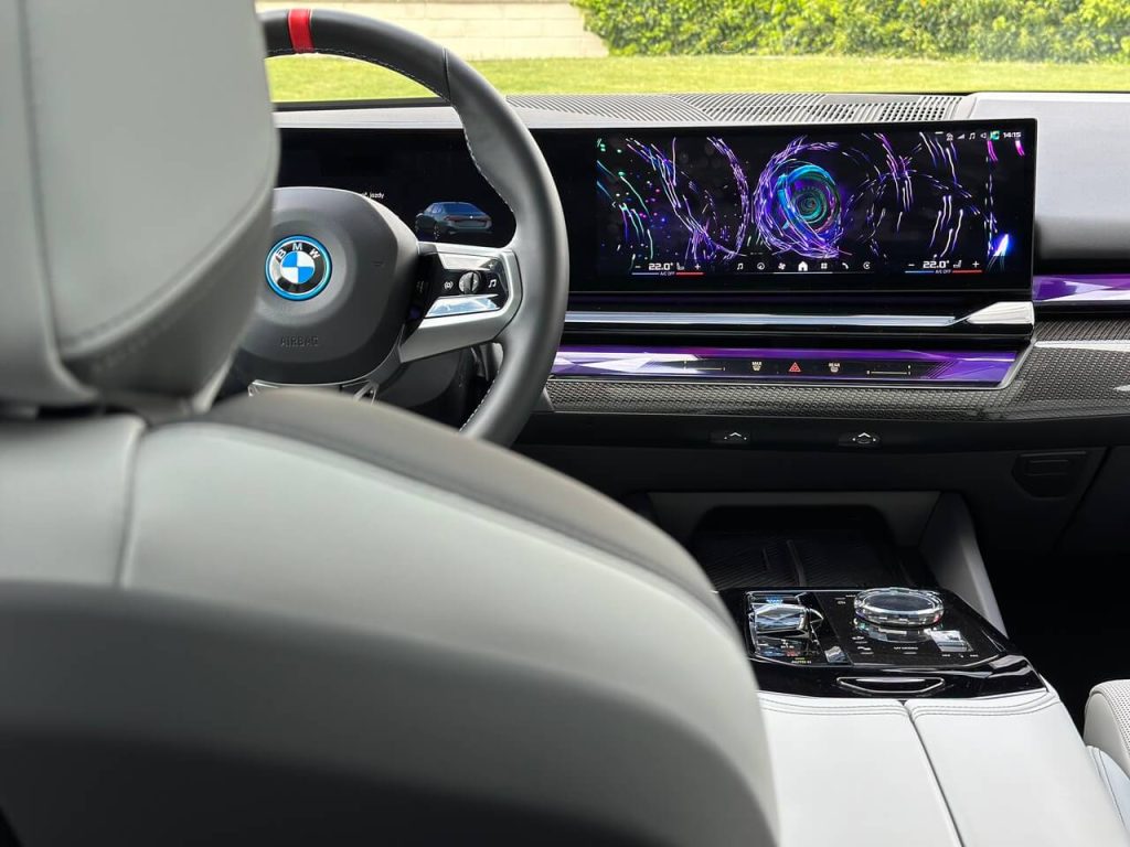 BMW i5 M60 xDrive – hipoterapia trochu inak