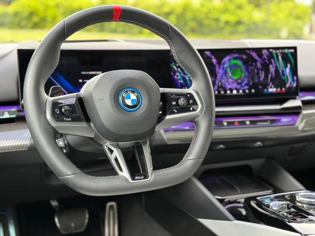 BMW i5 M60 xDrive – hipoterapia trochu inak