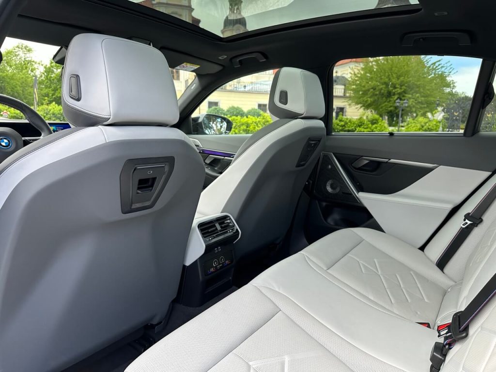 BMW i5 M60 xDrive – hipoterapia trochu inak