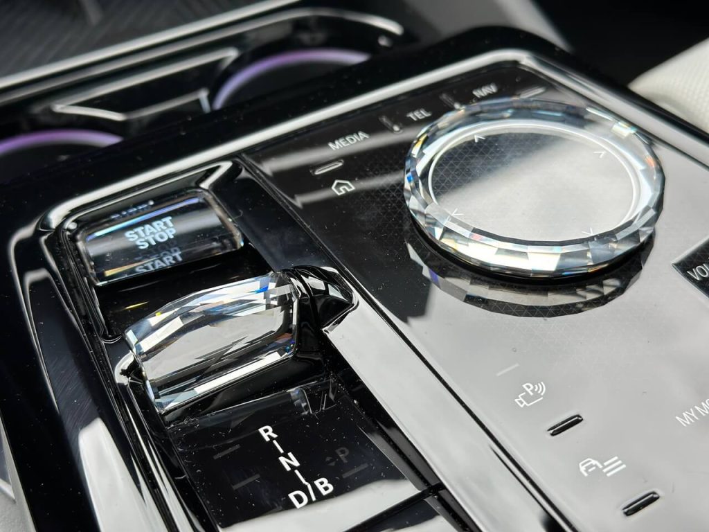 BMW i5 M60 xDrive – hipoterapia trochu inak
