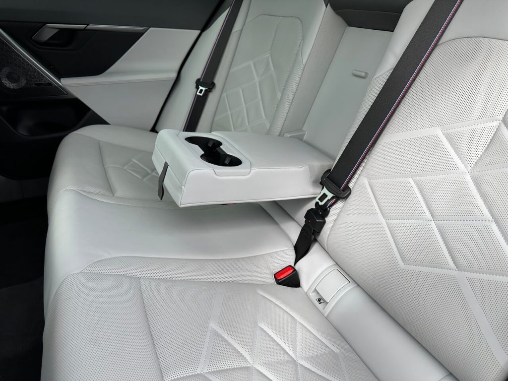 BMW i5 M60 xDrive – hipoterapia trochu inak