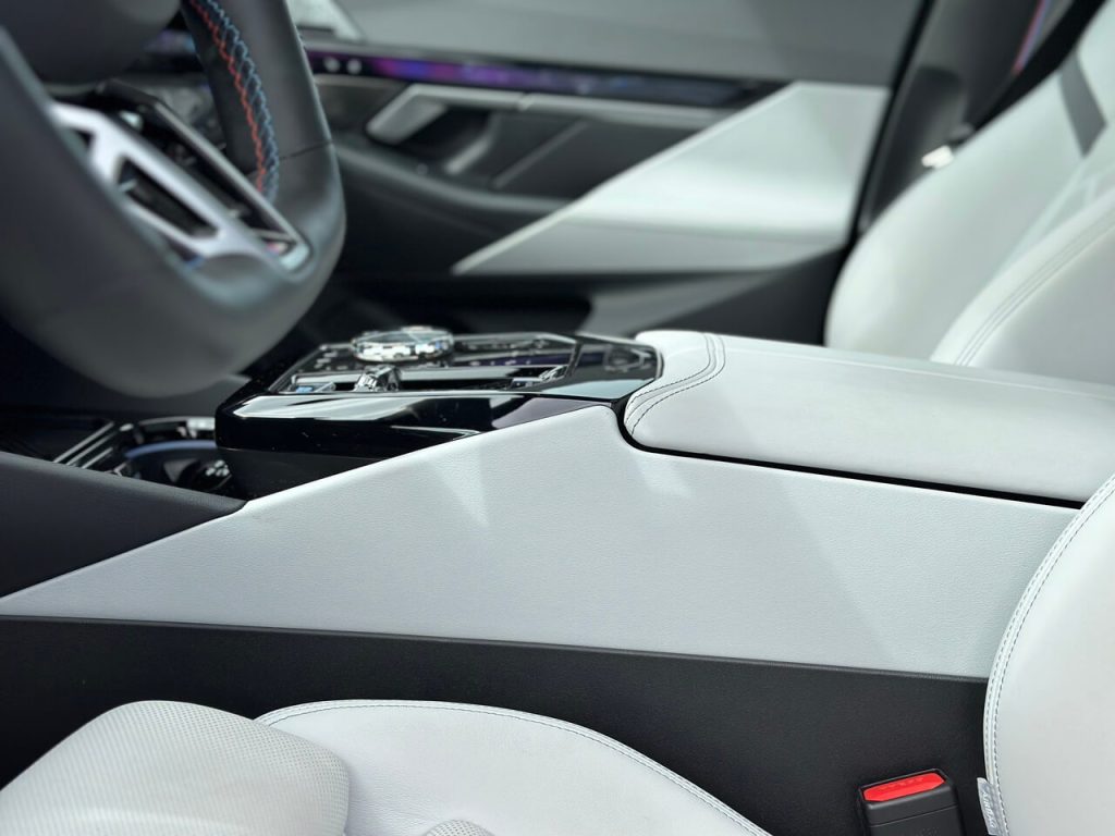 BMW i5 M60 xDrive – hipoterapia trochu inak