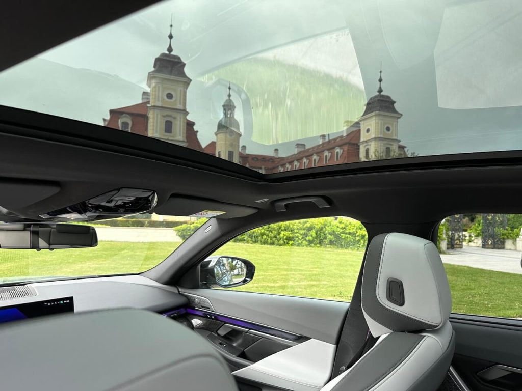BMW i5 M60 xDrive – hipoterapia trochu inak