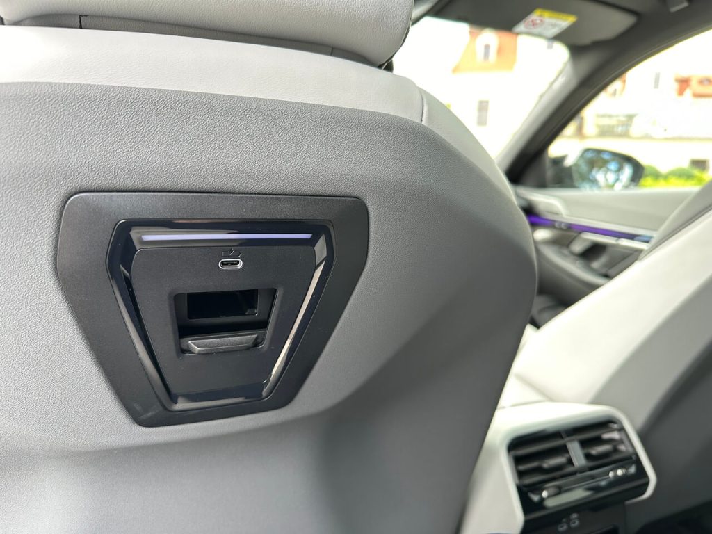 BMW i5 M60 xDrive – hipoterapia trochu inak