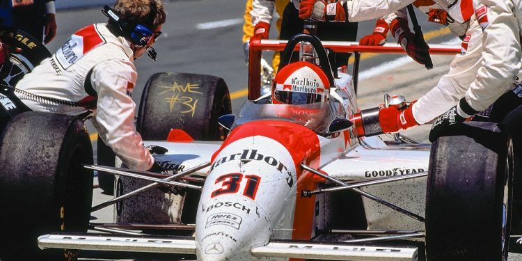 500-Meilen-Rennen von Indianapolis am 29. Mai 1994. Boxenstopp des Penske-Mercedes PC-23 mit dem überlegenen Mercedes-Benz Rennmotor 500I. Al Unser jr. gewinnt mit dem Fahrzeug das Rennen. (Fotosignatur der Mercedes-Benz Classic Archive: A94F937)
Indianapolis 500-mile race on 29 May 1994. Pit stop of the Penske-Mercedes PC-23 with the superior Mercedes-Benz 500I racing engine. Al Unser Jr. won the race in this vehicle. (Photo index number in the Mercedes-Benz Classic Archives: A94F937)