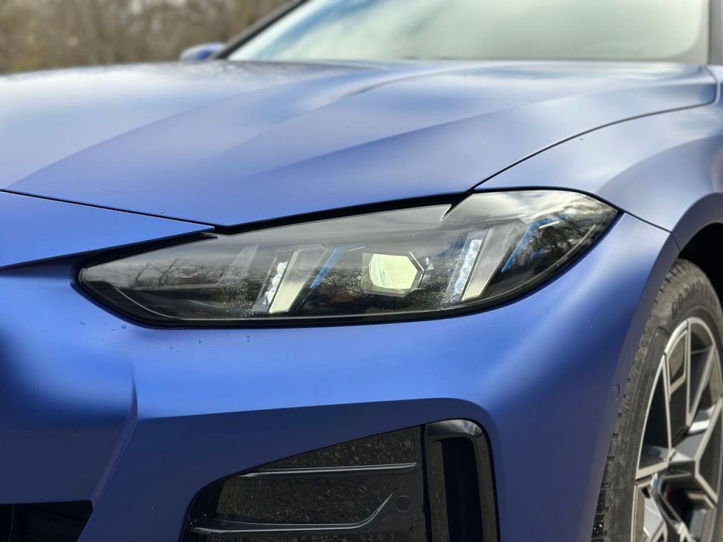 BMW i4 - adaptívne LED svetlomety