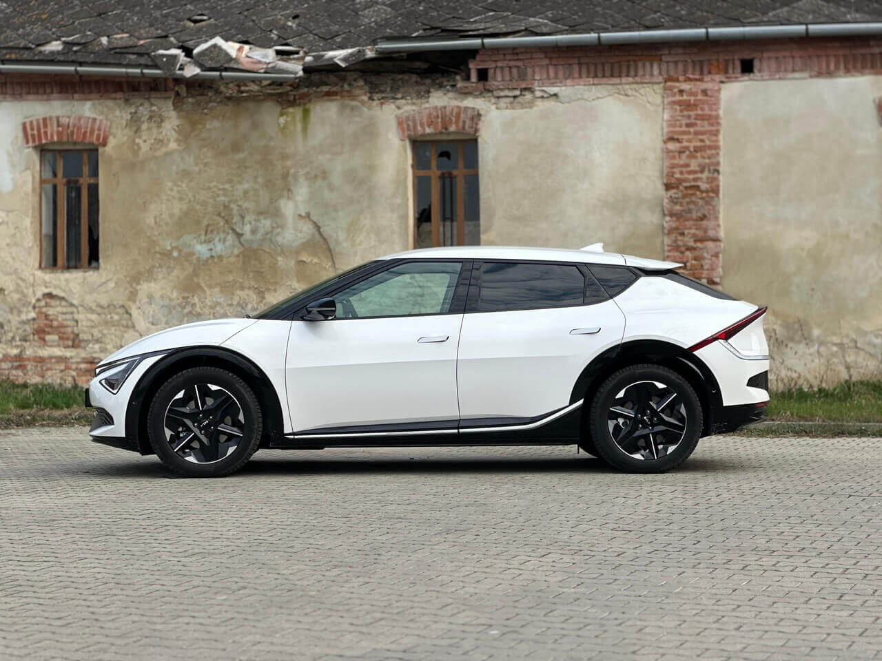 Dizajnový podpis ostal, no s ostrejším perom