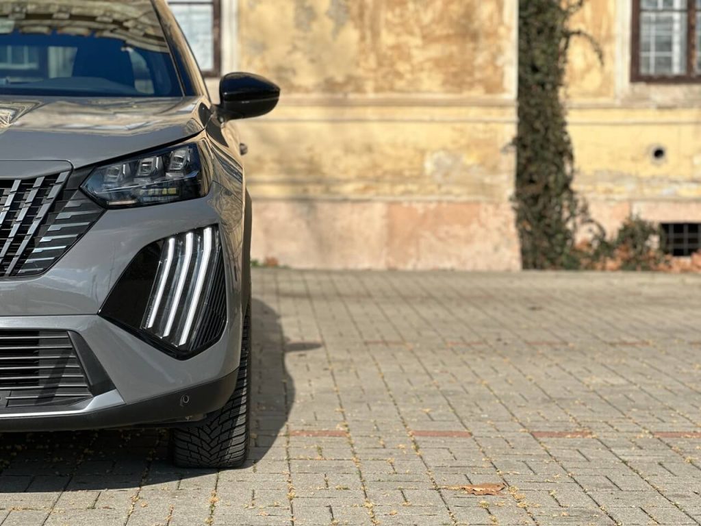 Peugeot 2008 GT Hybrid 136 e-DSC6