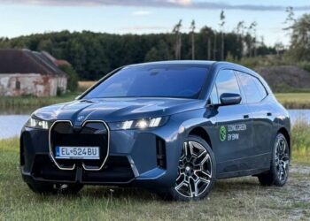BMW iX xDrive45 – keď BMW postaví elektrickú loď
