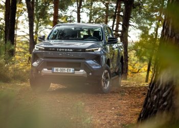 Nová Toyota Hilux prichádza prvýkrát aj s elektrickým pohonom