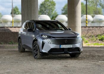 Rodinný lev Peugeot e-5008 Dual Motor konečne ťahá všetkými
