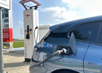 Rast elektromobilov a AI prináša sofistikovanejšie podvody s autami